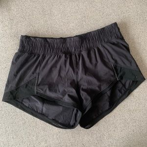 🍋 Lululemon Black Low Rise 2.5” Shorts